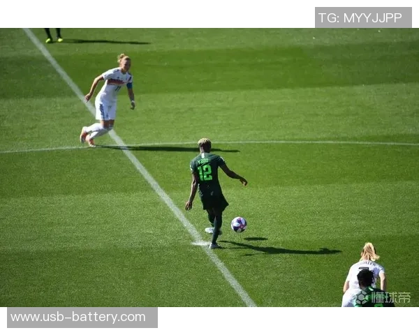 足球明星镜像图片展现球场魅力与运动精神的完美结合