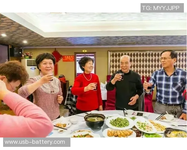 足球明星欢聚一堂碰杯庆祝精彩瞬间视频合集