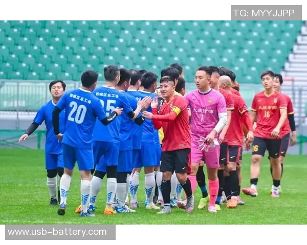 戴眼镜的足球明星们如何在绿茵场上展现独特风采与实力